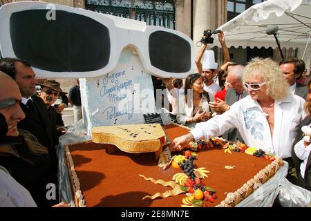 Der französische Sänger Michel Polnareff winkt bei der Feier seines 63. Geburtstages am 3. Juli 2007 in Marseille, Frankreich, neben dem Bürgermeister von Marseille, Jean-Claude Gaudin. Foto von Pascal Parrot/ABACAPRESS.COM Stockfoto