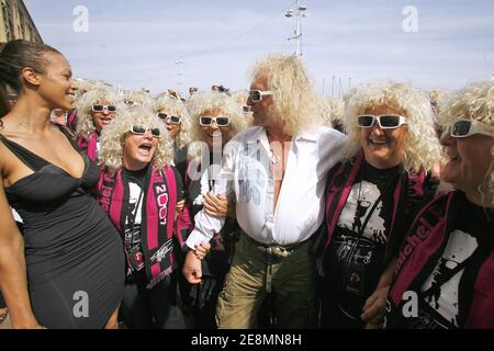 Der französische Sänger Michel Polnareff winkt neben seiner Freundin Daniella und seinen Fans bei der Feier seines 63. Geburtstages am 3. Juli 2007 in Marseille, Frankreich. Foto von Pascal Parrot/ABACAPRESS.COM Stockfoto