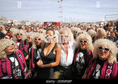 Der französische Sänger Michel Polnareff winkt neben seiner Freundin Daniella und seinen Fans bei der Feier seines 63. Geburtstages am 3. Juli 2007 in Marseille, Frankreich. Foto von Pascal Parrot/ABACAPRESS.COM Stockfoto