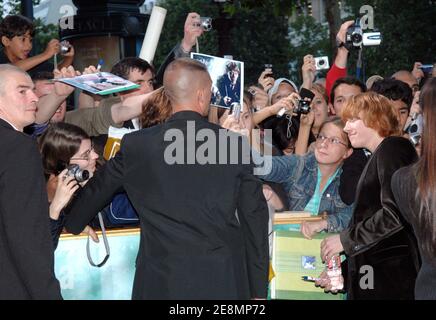 Cast-Mitglied Rupert Grint posiert mit Fans, als er zur Premiere seines neuen Films "Harry Potter und der Orden des Phönix" kommt, der am 4. Juli 2007 im Aumont Marignan Theater in Paris, Frankreich, stattfand. Foto von Guignebourg-Khayat/ABACAPRESS.COM Stockfoto