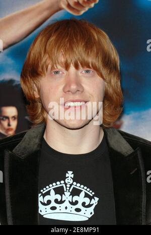 Darsteller Rupert Grint posiert für Bilder, als er zur Premiere seines neuen Films "Harry Potter und der Orden des Phönix" kommt, der am 4. Juli 2007 im Aumont Marignan Theater in Paris, Frankreich, stattfand. Foto von Guignebourg-Khayat/ABACAPRESS.COM Stockfoto