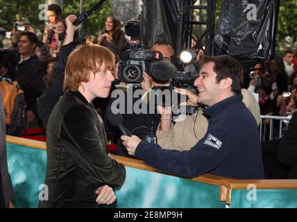 Das Darstellermitglied Rupert Grint spricht zu den Medien, als er zur Premiere seines neuen Films "Harry Potter und der Orden des Phönix" kommt, der am 4. Juli 2007 im Aumont Marignan Theater in Paris, Frankreich, stattfand. Foto von Guignebourg-Khayat/ABACAPRESS.COM Stockfoto