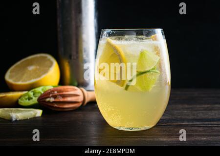 Sekt Grapefruit Elderflower Cocktail: Ein alkoholisches Getränk mit Grapefruit-aromatisiertem Seltzerwasser, Zitrussaft und Holunderblütenlikör Stockfoto