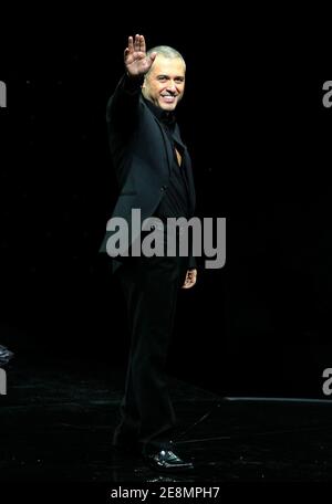 Der libanesische Modedesigner Elie Saab würdigt das Publikum am Ende seiner Herbst-Winter 2007-2008 Haute Couture Modekollektion, die am Mittwoch, den 4. Juli 2007 in Paris, Frankreich, präsentiert wurde. Foto von Khayat-Taamallah/ABACAPRESS.COM Stockfoto