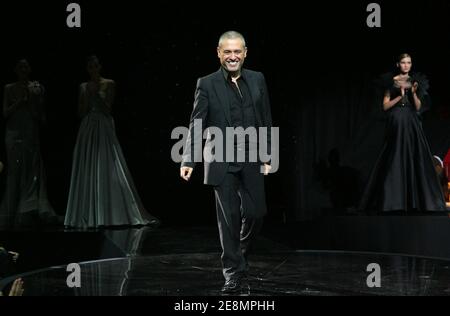 Der libanesische Modedesigner Elie Saab würdigt das Publikum am Ende seiner Herbst-Winter 2007-2008 Haute Couture Modekollektion, die am Mittwoch, den 4. Juli 2007 in Paris, Frankreich, präsentiert wurde. Foto von Khayat-Taamallah/ABACAPRESS.COM Stockfoto