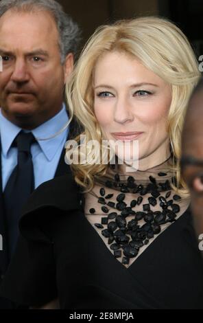 Cate Blanchett nimmt an der Herbst-Winter 2007-2008 Haute-Couture-Ausstellung von Armani Teil, die am 4. Juli 2007 im Palais de Chaillot in Paris, Frankreich, stattfindet. Foto von Denis Guignebourg/ABACAPRESS.COM Stockfoto