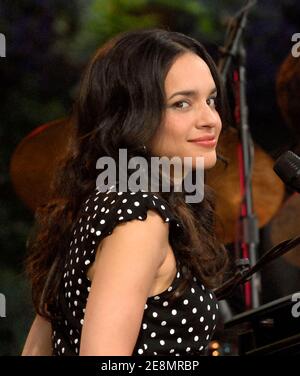 Norah Jones spielt live während der Good Morning America Summer Concert Series von ABC, die am Freitag, 6. Juli 2007 im Bryant Park in New York City, NY, USA, stattfindet. Foto von Donna ward/ABACAPRESS.COM Stockfoto