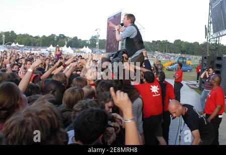 Die britische Band Kaiser Chiefs treten am ersten Tag des jährlichen AIDS Charity & Fundraising Musikfestivals 'Solidays' auf, das am 6. Juli 2007 auf der Rennstrecke Longchamp in Paris, Frankreich, stattfindet. Foto von Nicolas Khayat/ABACAPRESS.COM Stockfoto
