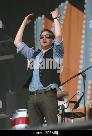 Die britische Band Kaiser Chiefs treten am ersten Tag des jährlichen AIDS Charity & Fundraising Musikfestivals 'Solidays' auf, das am 6. Juli 2007 auf der Rennstrecke Longchamp in Paris, Frankreich, stattfindet. Foto von Nicolas Khayat/ABACAPRESS.COM Stockfoto