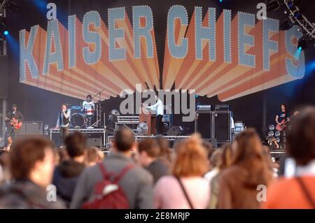 Die britische Band Kaiser Chiefs treten am ersten Tag des jährlichen AIDS Charity & Fundraising Musikfestivals 'Solidays' auf, das am 6. Juli 2007 auf der Rennstrecke Longchamp in Paris, Frankreich, stattfindet. Foto von Nicolas Khayat/ABACAPRESS.COM Stockfoto