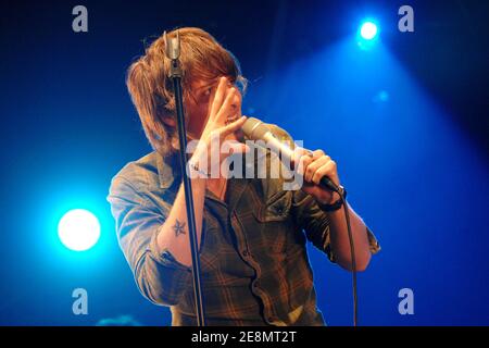 Der schottische Sänger Paolo Nutini tritt am ersten Tag des jährlichen AIDS Charity & Fundraising Musikfestivals 'Solidays', das am 6. Juli 2007 auf der Rennstrecke Longchamp in Paris, Frankreich, stattfindet, live auf der Bühne auf. Foto von Khayat-Moreau/ABACAPRESS.COM Stockfoto