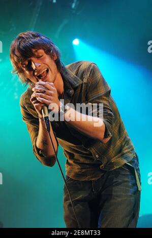 Der schottische Sänger Paolo Nutini tritt am ersten Tag des jährlichen AIDS Charity & Fundraising Musikfestivals 'Solidays', das am 6. Juli 2007 auf der Rennstrecke Longchamp in Paris, Frankreich, stattfindet, live auf der Bühne auf. Foto von Khayat-Moreau/ABACAPRESS.COM Stockfoto