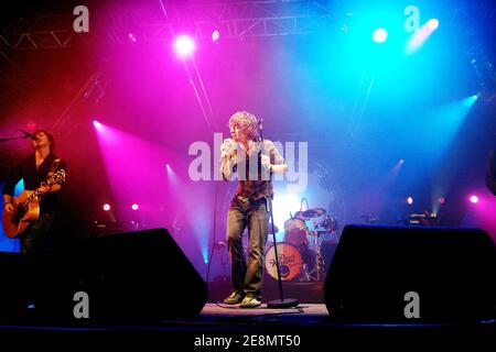 Der schottische Sänger Paolo Nutini tritt am ersten Tag des jährlichen AIDS Charity & Fundraising Musikfestivals 'Solidays', das am 6. Juli 2007 auf der Rennstrecke Longchamp in Paris, Frankreich, stattfindet, live auf der Bühne auf. Foto von Khayat-Moreau/ABACAPRESS.COM Stockfoto