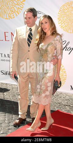 Sarah Jessica Parker und ihr Mann Matthew Broderick kommen zur Valentino 2007-2008 Herbst Winter Haute Couture Kollektion, im Rahmen der Feierlichkeiten zum 45. Geburtstag des Modehauses Valentino, die am 7. Juli 2007 in der Via Santo Spirito in Rom, Italien, abgehalten werden. Foto von David Miller/ABACAPRESS.COM Stockfoto