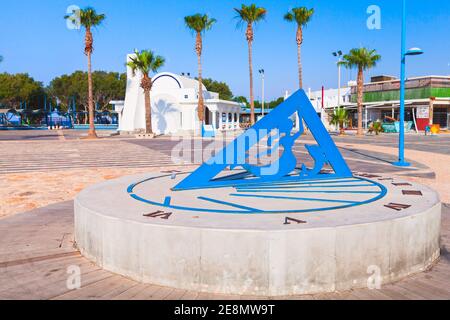 Ayia Napa, Zypern - 11. Juni 2018: Sonnenuhr in der Nähe der Agios Georgios Kapelle in Agia Napa Resort Stadt Stockfoto