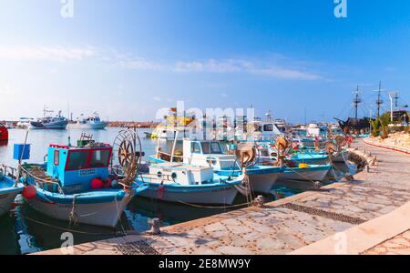 Ayia Napa, Zypern - 11. Juni 2018: Kleine griechische Fischerboote werden am Yachthafen von Agia Napa festgemacht Stockfoto