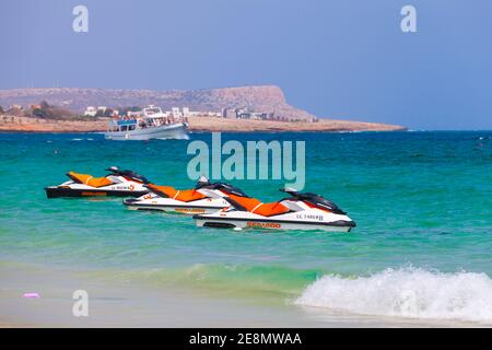 Ayia Napa, Zypern - 12. Juni 2018: Am Strand von Agia Napa gibt es nur wenige Jetskis zu mieten Stockfoto