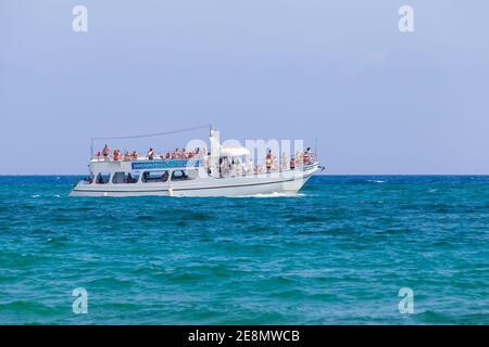 Ayia Napa, Zypern - 12. Juni 2018: Vergnügungsboot voller Touristen geht an blauem Meerwasser an sonnigen Tag Stockfoto