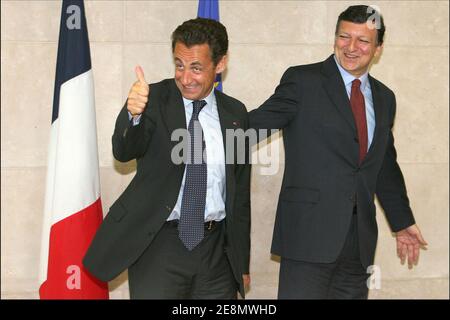 Präsident Nicolas Sarkozy trifft sich mit dem Präsidenten der Europäischen Kommission, dem Portugiesen Jose Manuel Barroso, vor einem Treffen der Eurogruppe am 9. Juli 2007 im Hauptquartier der EU-Kommission in Brüssel, Belgien. Sarkozy ist hier, um den Partnern der Eurozone in Frankreich zu erklären, dass er mehr Zeit braucht, um die öffentlichen Finanzen auszugleichen. Poolfoto von ABACAPRESS.COM Stockfoto