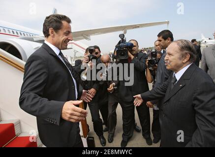 Der französische Präsident Nicolas Sarkozy (L) wird von seinem algerischen Amtskollegen Abdelaziz Bouteflika bei seiner Ankunft am Flughafen Algier, Algerien, am 10. Juli 2007 begrüßt. Foto von Kovarik/Pool/ABACAPRESS.COM Stockfoto