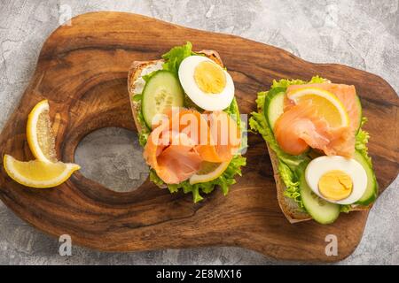 Sandwiches mit geräuchertem Lachs, Salat, Gurken und Eiern. Stockfoto