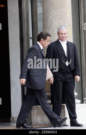 Der französische Präsident Nicolas Sarkozy hat am 12. Juli 2007 den Elysee-Palast in Paris verlassen. Foto von Bernard Bisson/ABACAPRESS.COM Stockfoto