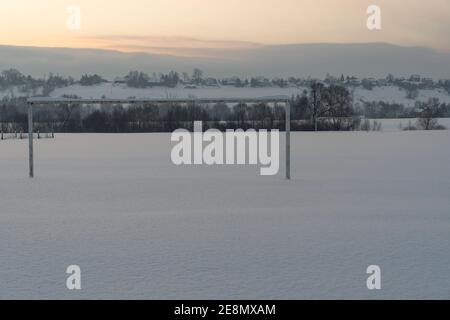 Verlassene Fußballplatz, am Morgen gesehen, mit Schnee bedeckt Stockfoto