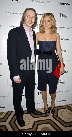 Regisseur und Cast-Mitglied Steve Buscemi und Cast-Mitglied Sienna Miller nehmen am 11. Juli 2007 an einer Sondervorführung von "Interview" im Tribeca Grand Hotel in New York City, NY, USA Teil. Foto von David Miller/ABACAPRES.COM Stockfoto