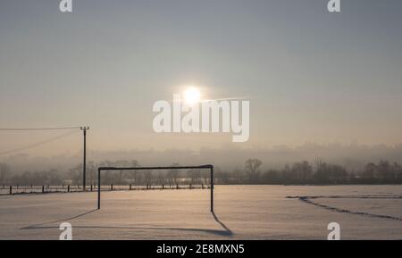 Verlassene Fußballplatz, am Morgen gesehen, mit Schnee bedeckt Stockfoto