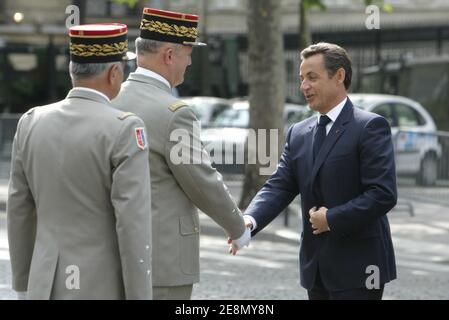 Der französische Präsident Nicolas Sarkozy kommt vor der Teilnahme an der Militärparade zum Tag der Bastille am 14. Juli 2007 in Paris, Frankreich. Nicolas Sarkozy hat zum ersten Mal den Vorsitz über die Nationalfeiertage am Nationalfeiertag der Bastille. Foto von ABACAPRESS.COM Stockfoto