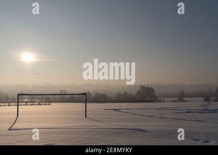 Verlassene Fußballplatz, am Morgen gesehen, mit Schnee bedeckt Stockfoto