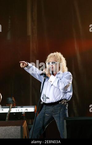 Der französische Sänger Michel Polnareff spielt live während eines Konzerts im Rahmen der Bastille Day Feier in Paris, Frankreich am 14. Juli 2007. Foto von Tom Haley/POOL/ABACAPRESS.COM Stockfoto