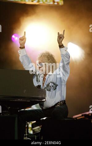 Der französische Sänger Michel Polnareff spielt live während eines Konzerts im Rahmen der Bastille Day Feier in Paris, Frankreich am 14. Juli 2007. Foto von Tom Haley/POOL/ABACAPRESS.COM Stockfoto