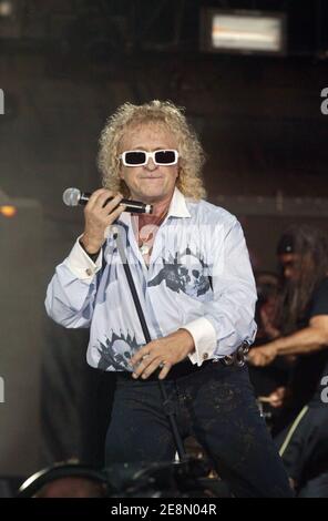 Der französische Sänger Michel Polnareff spielt live während eines Konzerts im Rahmen der Bastille Day Feier in Paris, Frankreich am 14. Juli 2007. Foto von Tom Haley/POOL/ABACAPRESS.COM Stockfoto