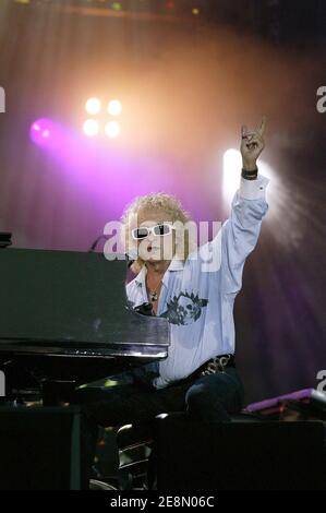 Der französische Sänger Michel Polnareff spielt live während eines Konzerts im Rahmen der Bastille Day Feier in Paris, Frankreich am 14. Juli 2007. Foto von Tom Haley/POOL/ABACAPRESS.COM Stockfoto