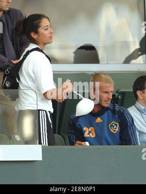 DAVID Beckham VON LA Galaxy hat seine Fußgelenke in Eis gelegt, als er das Team in Aktion während eines Freundschaftsspiel beobachtet, La Galaxy gegen Tigres UANL am 17. Juli 2007 im Home Depot Center in Los Angeles, CA, USA. LA Galaxy verlor 3 zu nichts in Los Angeles. Foto von Lionel Hahn/Cameleon/ABACAPRESS.COM Stockfoto