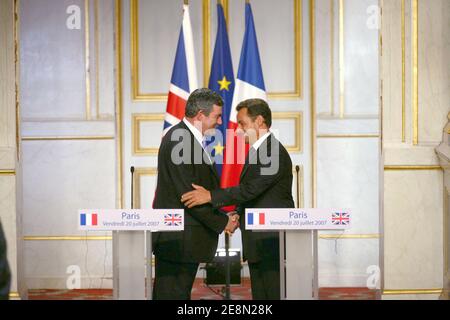 Der französische Präsident Nicolas Sarkozy (R) und der britische Premierminister Gordon Brown halten nach einem Treffen eine Pressekonferenz im Elysee-Palast ab, die den Beginn einer hoffentlich wärmeren Phase der Cross-Channel-Beziehungen in Paris am 20. Juli 2007 markiert. Bei ihrem ersten Treffen im Amt diskutierten die beiden Männer die Bandbreite internationaler Themen, darunter die globale Erwärmung, Darfur, die afrikanische Entwicklung, den Nahen Osten und die nukleare Bedrohung durch den Iran. Foto von Mousse/ABACAPRESS.COM Stockfoto