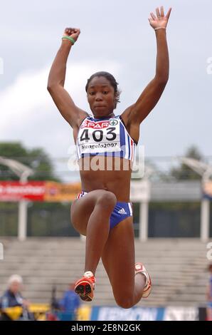 Die französische Manuela Galtier gewinnt die Goldmedaille beim Weitsprung der Frauen bei den Leichtathletik-Junioren-Europameisterschaften am 20. Juli 2007 in Hengelo, Niederlande. Foto von Nicolas Gouhier/Cameleon/ABACAPRESS.COM Stockfoto