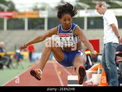 Die französische Eloyse Lesueur gewinnt am 20. Juli 2007 bei den Leichtathletik-Junioren-Europameisterschaften in Hengelo, Niederlande, die Silbermedaille beim Weitsprung der Frauen. Foto von Nicolas Gouhier/Cameleon/ABACAPRESS.COM Stockfoto