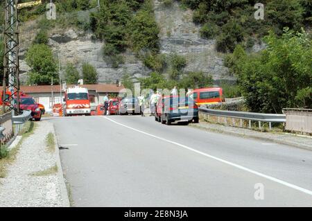 Die Szene eines Busabsturzes Vizille, bei Grenoble, Frankreich am 22. Juli 2007. Mindestens 25 Menschen wurden getötet, als der Bus, der polnische Pilger trug, in einen Gebirgsbach stürzte, sagten die Rettungsdienste. Foto von Emilie Davy/ABACAPRESS.COM Stockfoto