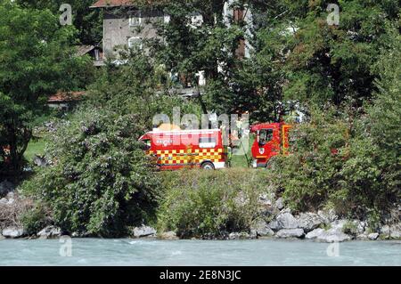 Die Szene eines Busabsturzes Vizille, bei Grenoble, Frankreich am 22. Juli 2007. Mindestens 25 Menschen wurden getötet, als der Bus, der polnische Pilger trug, in einen Gebirgsbach stürzte, sagten die Rettungsdienste. Foto von Emilie Davy/ABACAPRESS.COM Stockfoto