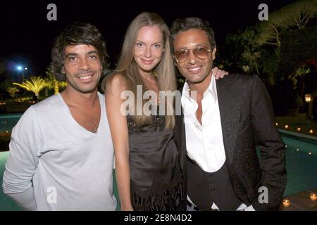 Omar Harfouch und seine Freundin Helena mit seinem Bruder Walid Harfouch (L) kommen am 22. Juli 2007 in die "Villa Louise" in Saint-Tropez, Frankreich, um den Geburtstag des französischen Schriftstellers Paul-Loup Sulitzer zu feiern. Foto von Benoit Pinguet/ABACAPRESS.COM Stockfoto