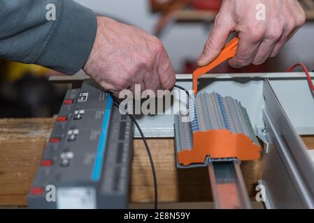 Elektriker arbeitet mit dem Bus-System - Nahaufnahme von qualifizierten Mitarbeiter Stockfoto