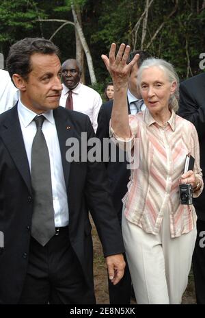 Der französische Präsident Nicolas Sarkozy hört die Erklärung der britischen Primatologin Jane Goodall nach ihrem Besuch im Wald von Mondah in Libreville, Gabun, am 27. Juli 2007. Foto von Christophe Guibbaud/ABACAPRESS.COM Stockfoto