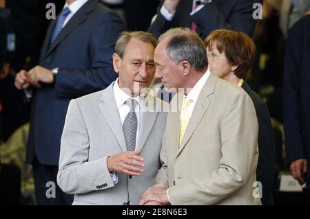 Der Londoner Bürgermeister Ken Livingstone und der Pariser Bürgermeister Bertrand Delanoe während der 20. Etappe des 94. Radrennens der Tour de France zwischen Marcoussis und Paris Champs-Elysees, Frankreich, am 29. Juli 2007. Foto von Nicolas Gouhier/Cameleon/ABACAPRESS.COM Stockfoto