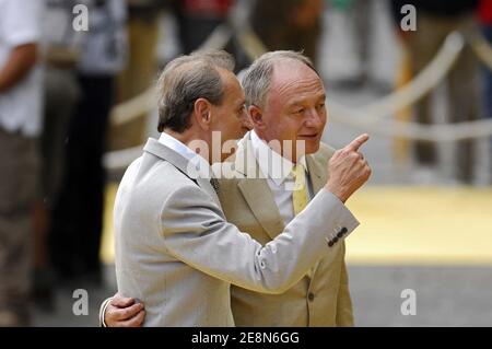 Der Londoner Bürgermeister Ken Livingstone und der Pariser Bürgermeister Bertrand Delanoe während der 20. Etappe des 94. Radrennens der Tour de France zwischen Marcoussis und Paris Champs-Elysees, Frankreich, am 29. Juli 2007. Foto von Nicolas Gouhier/Cameleon/ABACAPRESS.COM Stockfoto