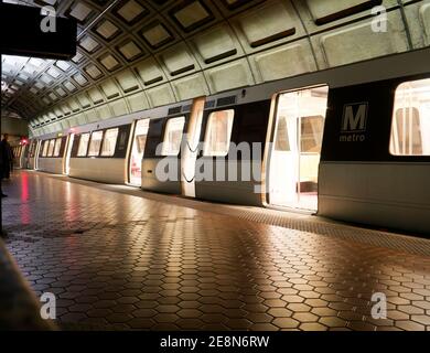 Züge und Passagiere in einer U-Bahn-Station. Die Washington Metro wurde 1976 eröffnet und ist heute das zweitverkehrsreichste S-Bahn-System in den USA Stockfoto