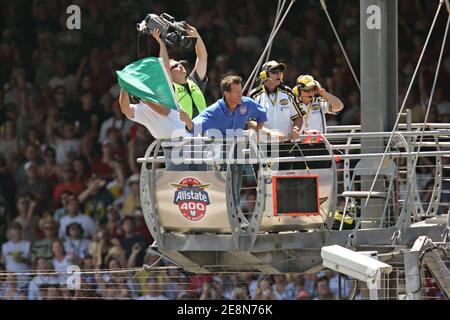 Der Schauspieler James Denton "Desperate Housewives" wackelt die grüne Flagge, um die NASCAR Nextel Cup Series 14th Allstate 400 auf der Brickyard auf dem Indianapolis Motor Speedway in Indianapolis, IN, USA, zu starten. Foto von Joseph Foley/Cameleon/ABACAPRESS.COM Stockfoto