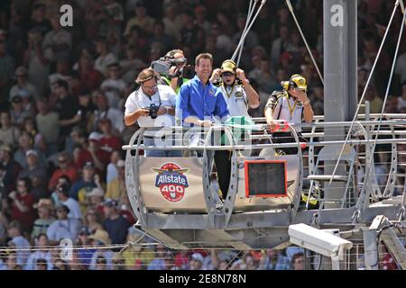 Der Schauspieler James Denton "Desperate Housewives" wackelt die grüne Flagge, um die NASCAR Nextel Cup Series 14th Allstate 400 auf der Brickyard auf dem Indianapolis Motor Speedway in Indianapolis, IN, USA, zu starten. Foto von Joseph Foley/Cameleon/ABACAPRESS.COM Stockfoto