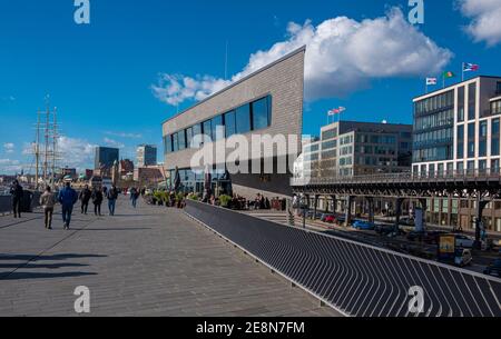 Promenade Am Ufer Der Elbe In Hamburg Hafengebiet Stockfoto